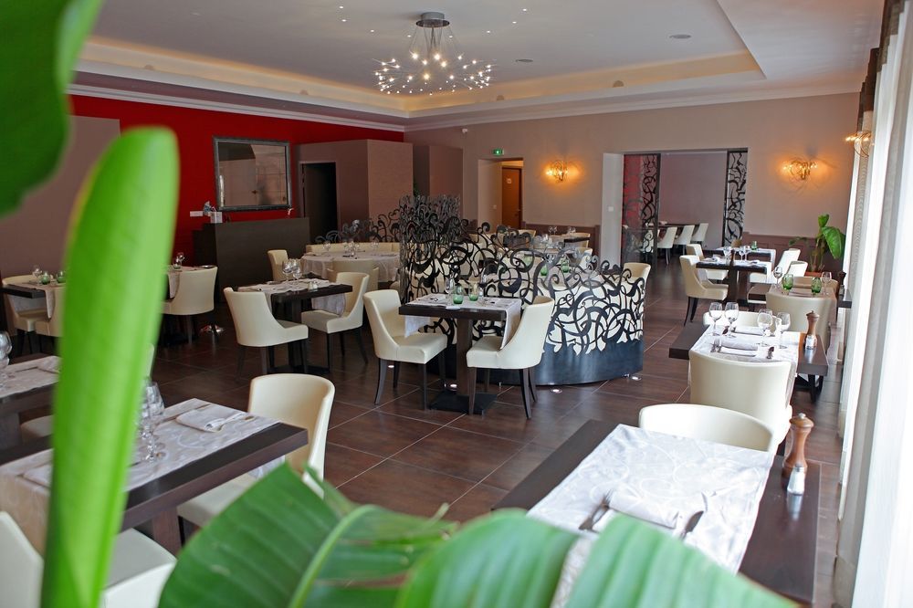Logis Hotel Restaurant De La Paix Lodeve Exterior photo